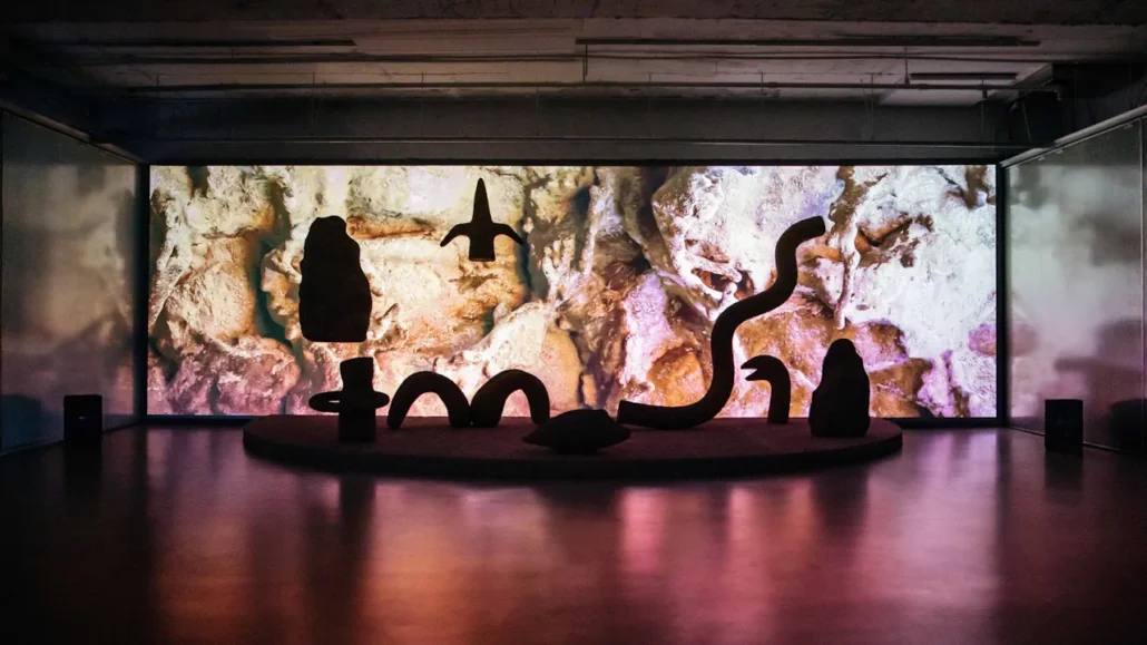 Liu Yu: Özönvíz installáció - polisztirol díszítőelem, design szobrok