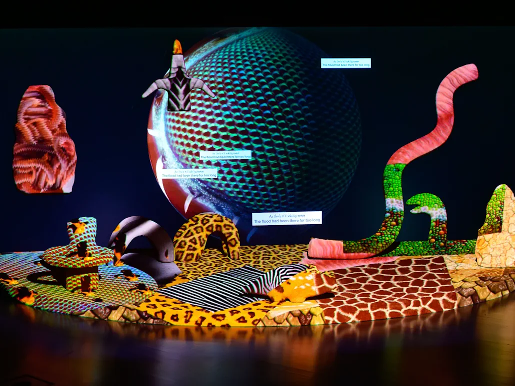 Liu Yu: Özönvíz installáció - polisztirol díszítőelem