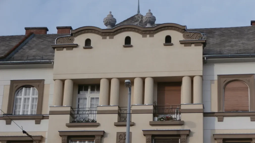 Cyklop ház homlokzat felújítás után | épületszobrászat