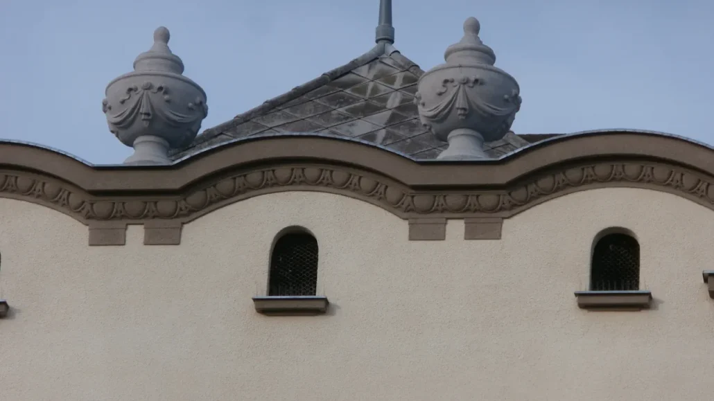 Cyklop ház homlokzat felújítás után | épületszobrászat