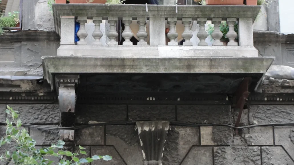 Eötvös u. 39. erkély | felújítás előtt