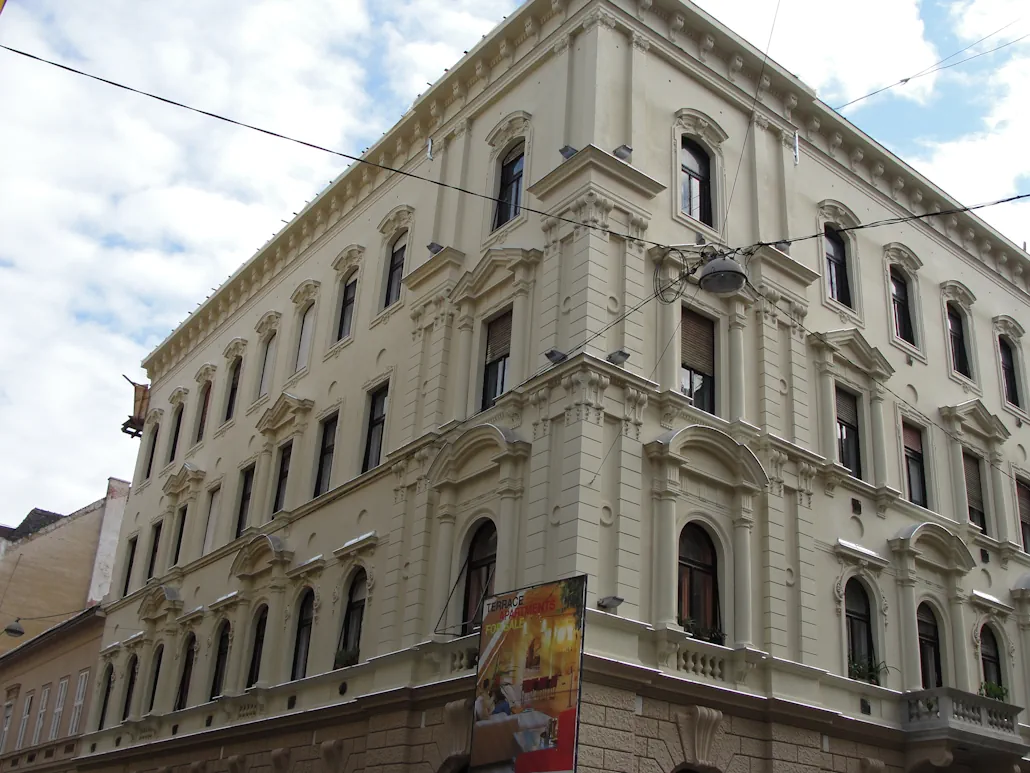 Eötvös utca 39 homlokzatfelújítás | épületszobrászat | Stukkó Line Kft.