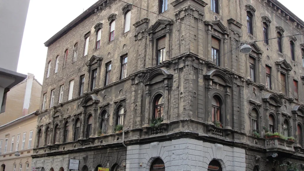 Eötvös u. 39. sarok | homlokzatfelújítás előtt