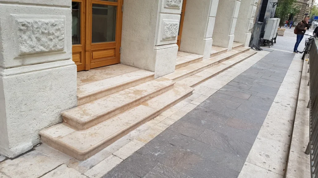 Sas utca 15. homlokzat felújítás, bejárat, lépcsők