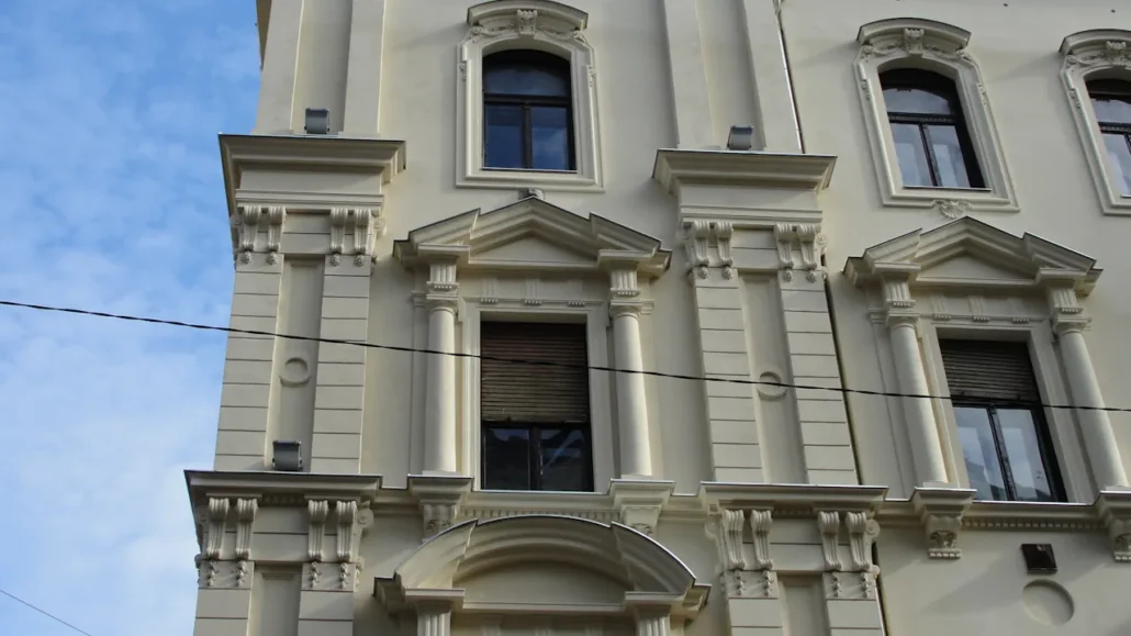 homlokzatfelújítás előtt és után Eötvös utca 39