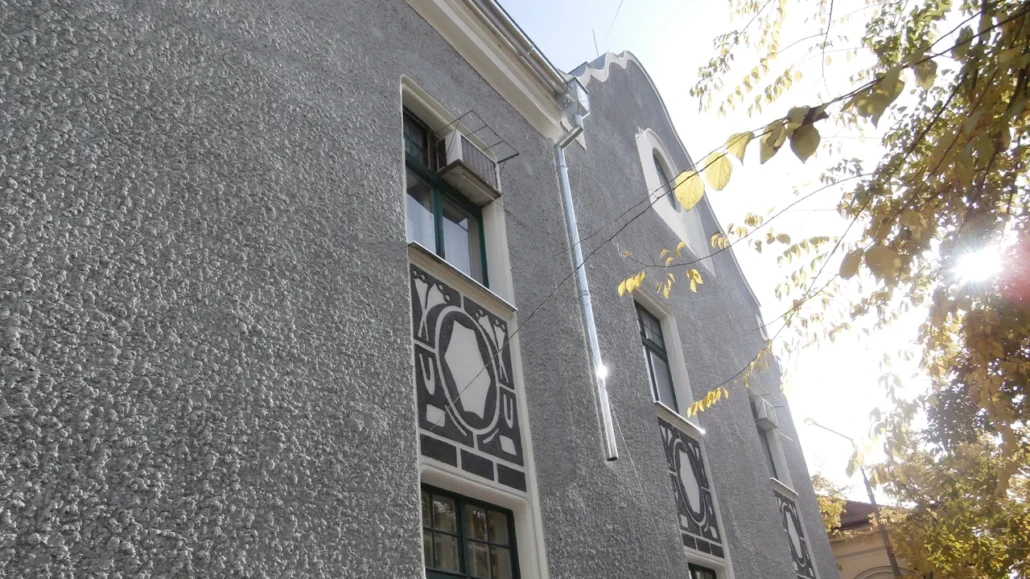 Kiskinhalas, Városháza homlokzat felújítás előtt és után