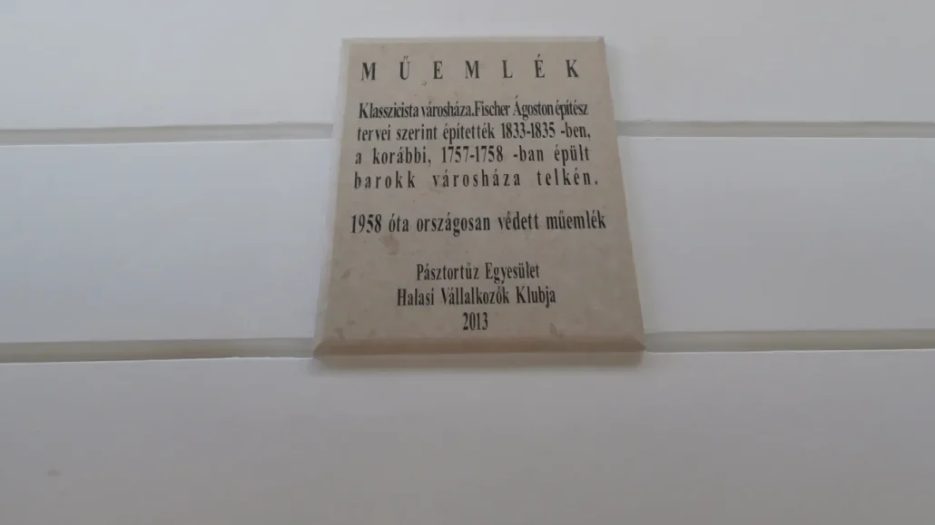 Kiskinhalas, Városháza homlokzat felújítás előtt és után - műemléktábla
