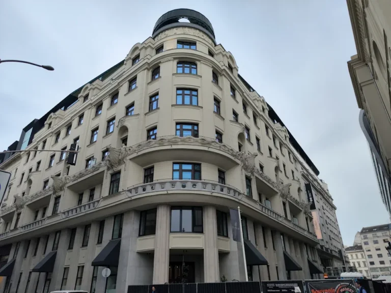 Budapest, MAHART-ház homlokzatfelújítás után