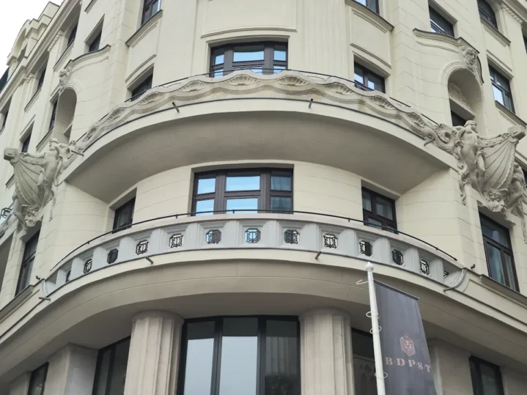 Budapest, MAHART-ház homlokzatfelújítás után