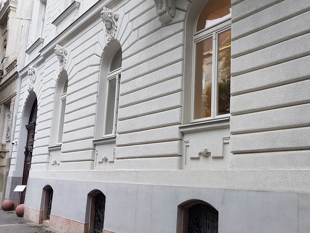 homlokuatfelújítás a Benczúr utca 11. műemléki épületen