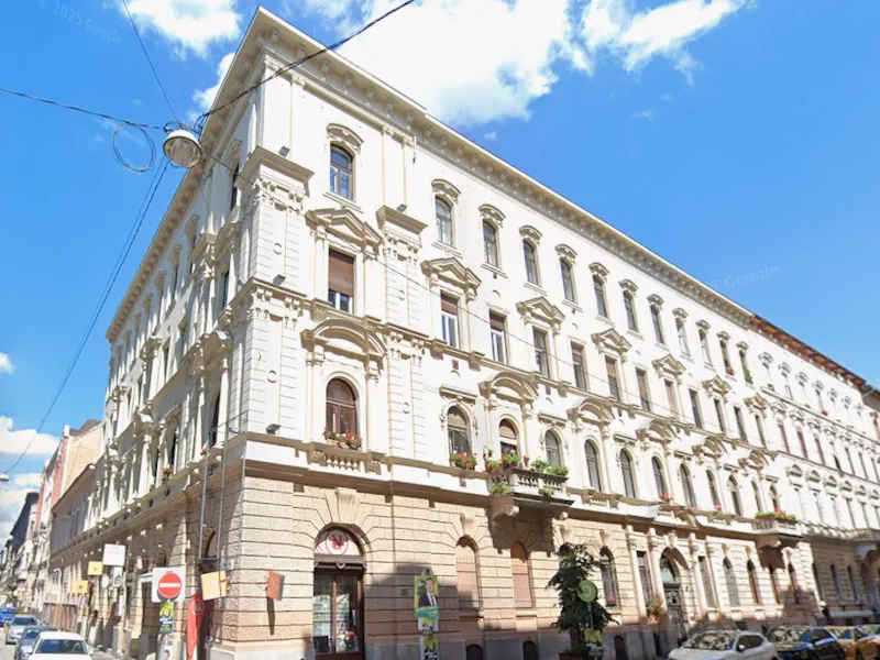 homlokzat felújítás után egy terézvárosi saroképület