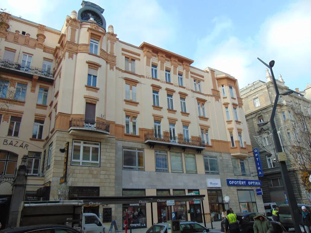 homlokzat felújítás városképi felelősséggel | Ferenciek tere 3. homlokzatfelújítás