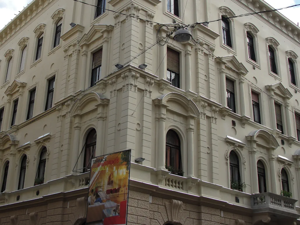 homlokzatfestés mint szakmai döntés a homlokzatfelújítás során - Eötvös utca Szondi utca sarok