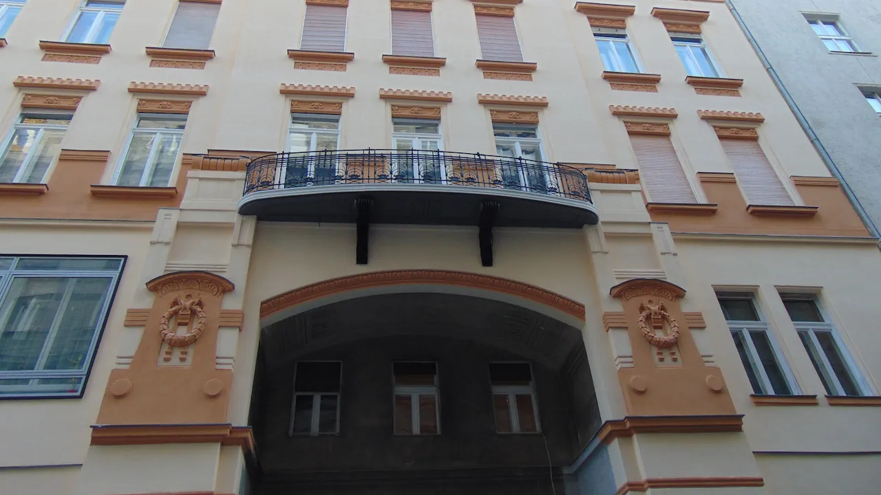 Ferenciek tere 3. homlokzatfelújítás és homlokzatfestés után