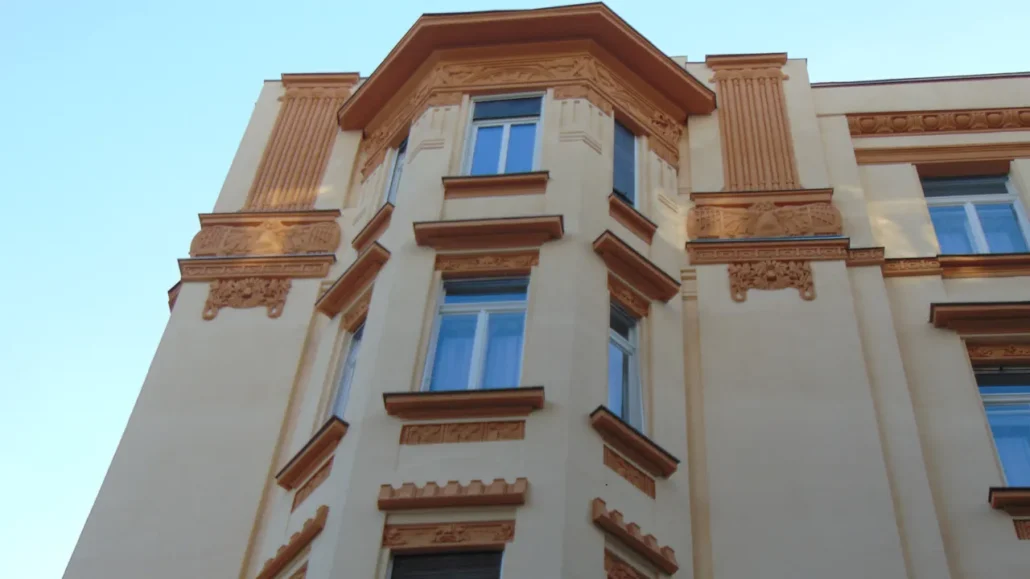 Ferenciek tere 3. homlokzatfestés és -felújítás után