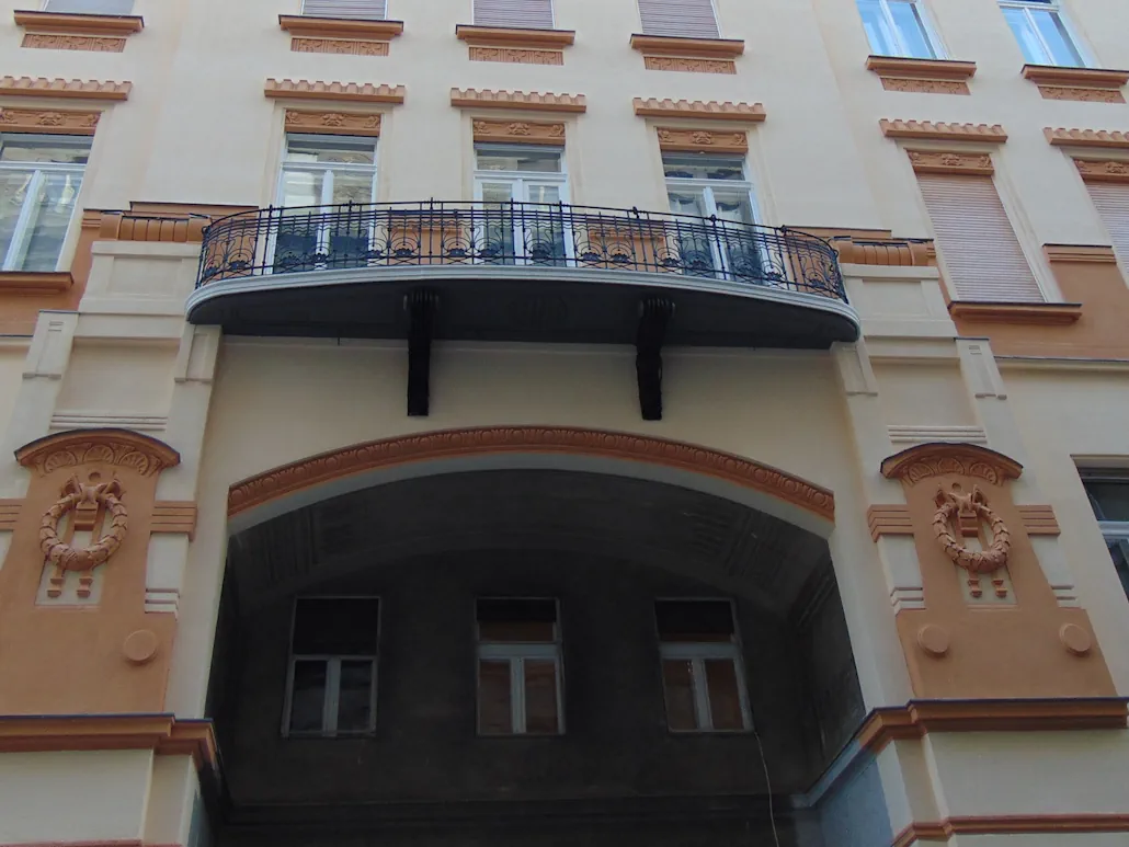 Ferenciek tere 3. - homlokzatfestés a városi térben - amikor a szín is felelősség