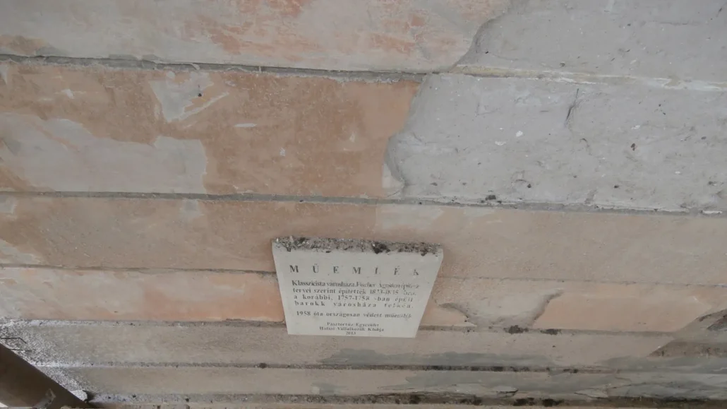 Kiskunhalas Városháza emléktábla | felújítás előtt