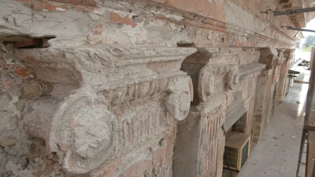 Kiskunhalas Városháza | épületszobrászat