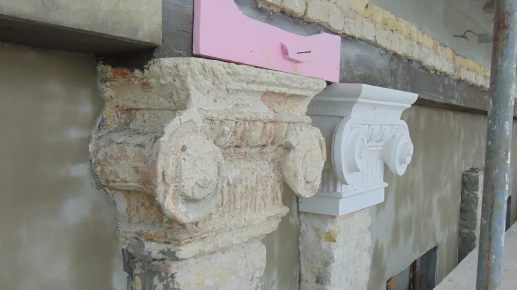 Kiskunhalas Városháza | épületszobrászat