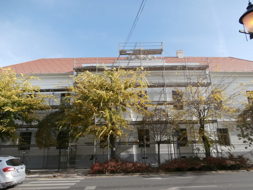 műemléki homlokzatfelújítás Kiskunhalason - Városháza a felújítás után