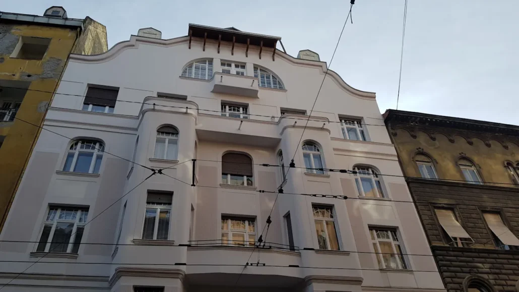 homlokzatfelújítás - -	Végső felületképzés: Sto Jumbosil homlokzati szilikon festék alkalmazása RAL 1013 és RAL 1014 színazonos árnyalatokban.