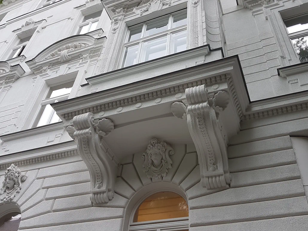 homlokzat felújítás, restaurált erkély, polisztirol díszítőelemekkel felújított erkély