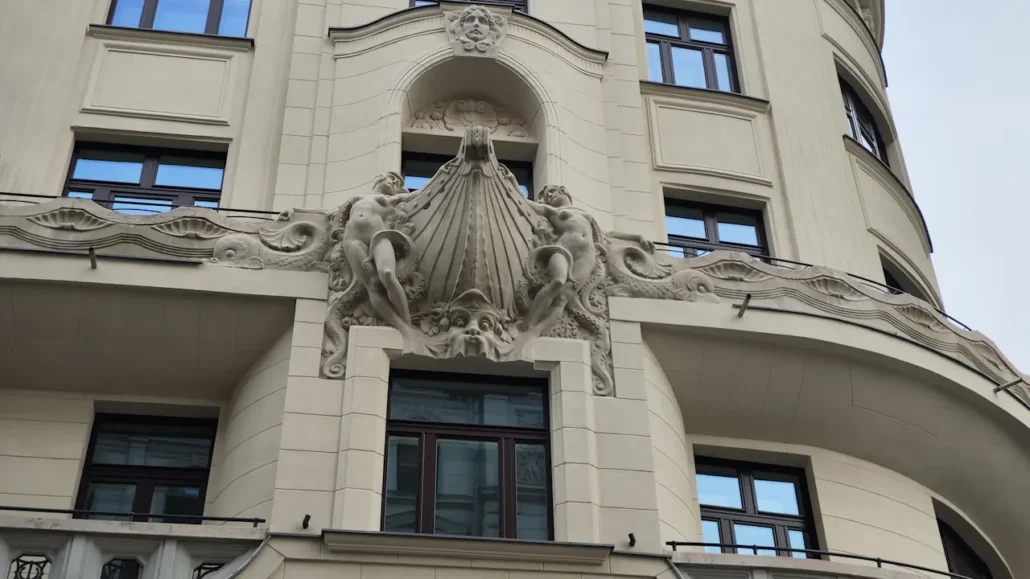 restaurált kőszobrok, MAHART ház homlokzatfestés után