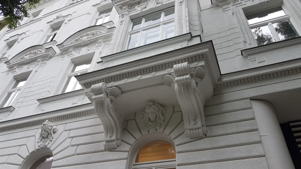 felújított erkély homlokzatfestés után