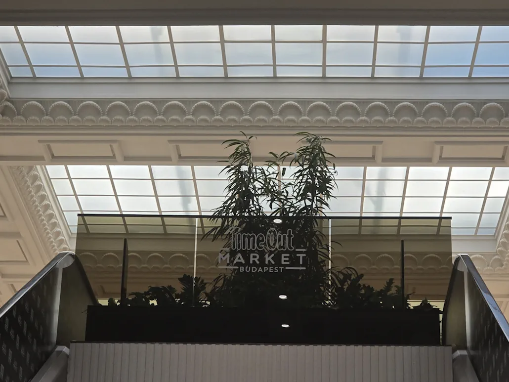 Time Out Market - mozgólépcső tetjén üveg logó, tábla